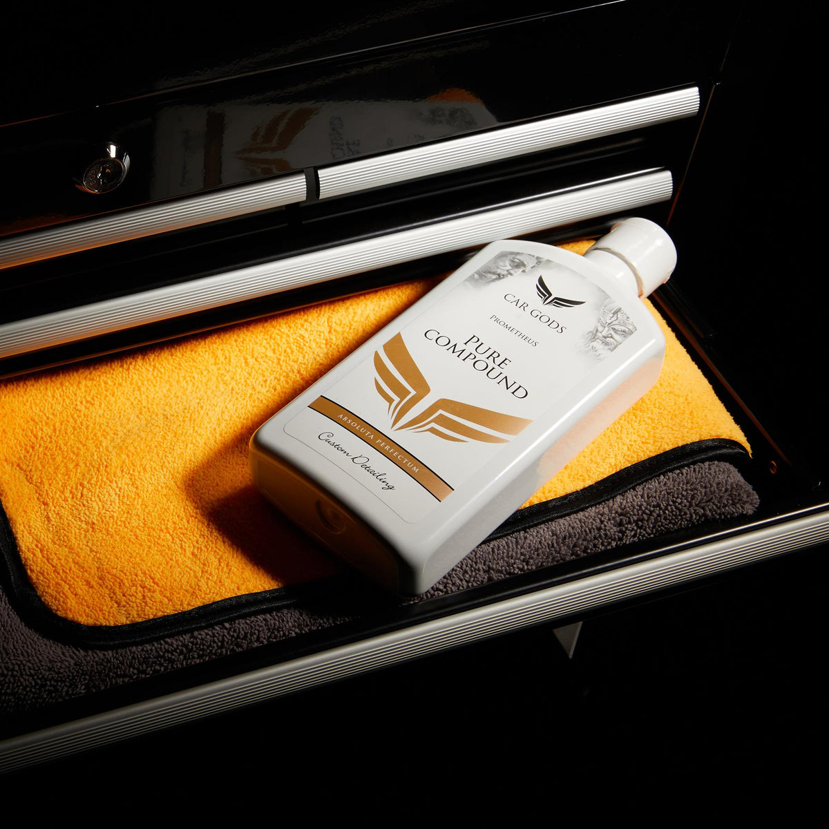 Pure compound abrasive polish on top of a detailing microfibre cloth