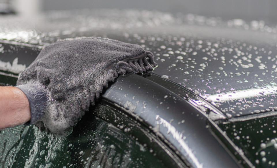 Applying pure shampoo with a wash mitt