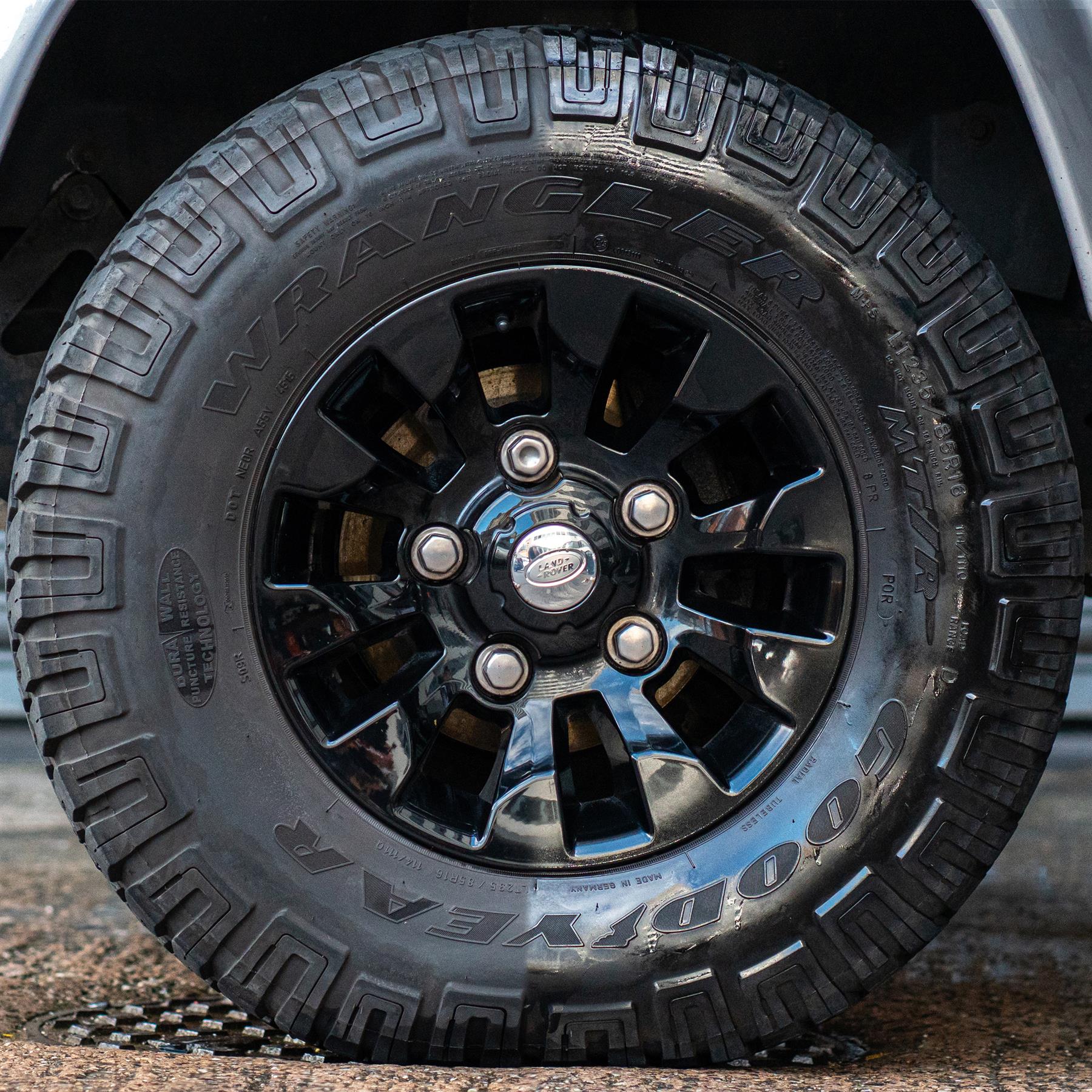 treated and untreated comparison shot with tyre glaze spray can