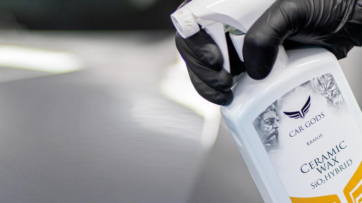 Ceramic hybrid wax about to be sprayed on a car